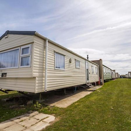 Superb 8 Berth Caravan Near Walton-On-The-Naze In Essex Ref 17175 Exterior foto