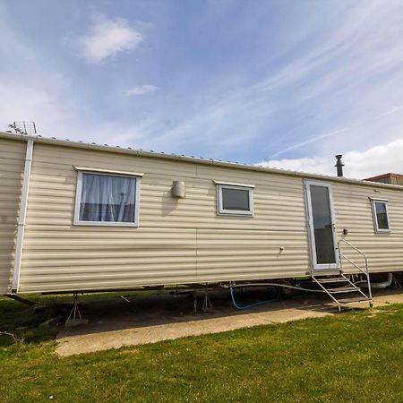 Superb 8 Berth Caravan Near Walton-On-The-Naze In Essex Ref 17175 Exterior foto