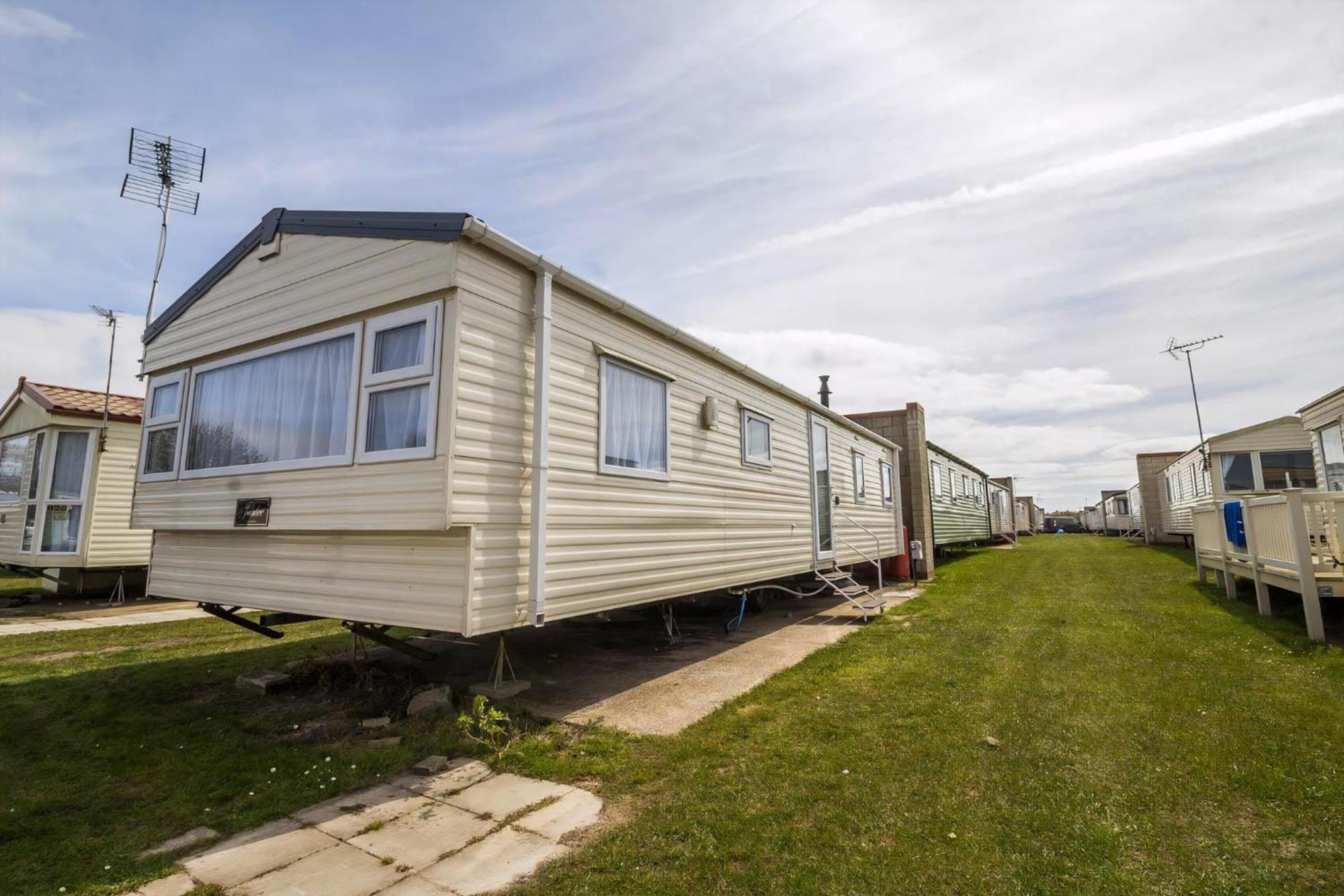 Superb 8 Berth Caravan Near Walton-On-The-Naze In Essex Ref 17175 Exterior foto