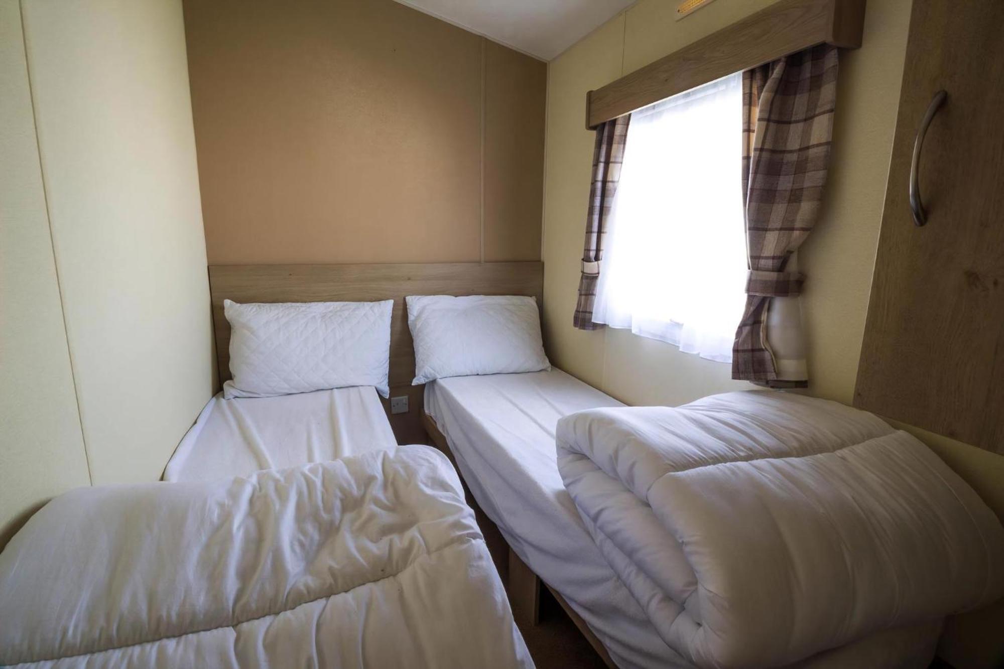 Superb 8 Berth Caravan Near Walton-On-The-Naze In Essex Ref 17175 Exterior foto