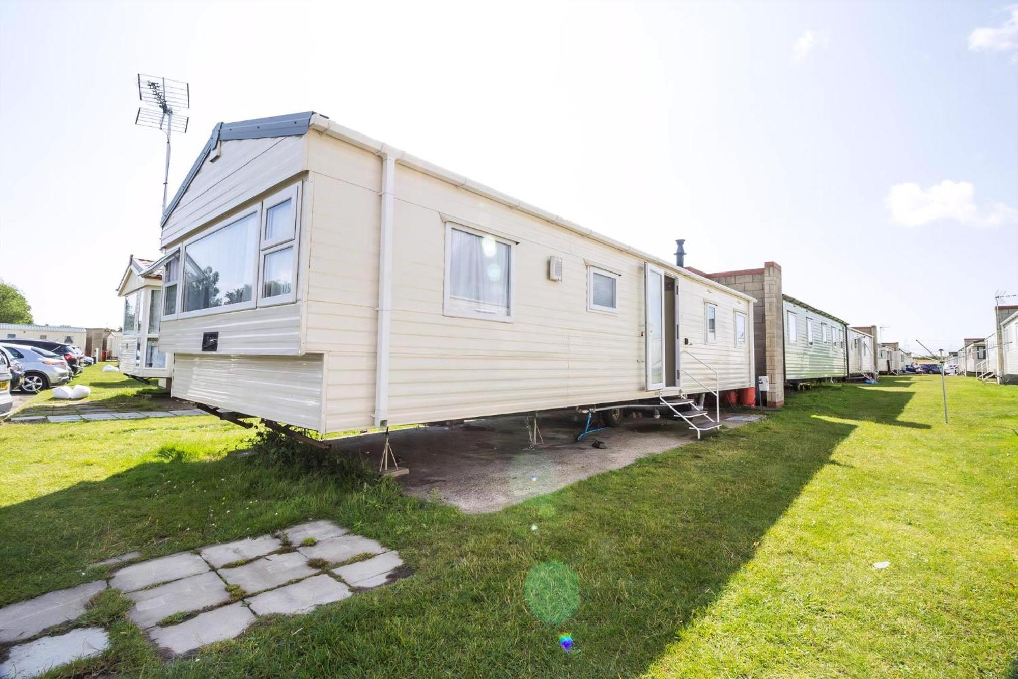 Superb 8 Berth Caravan Near Walton-On-The-Naze In Essex Ref 17175 Exterior foto